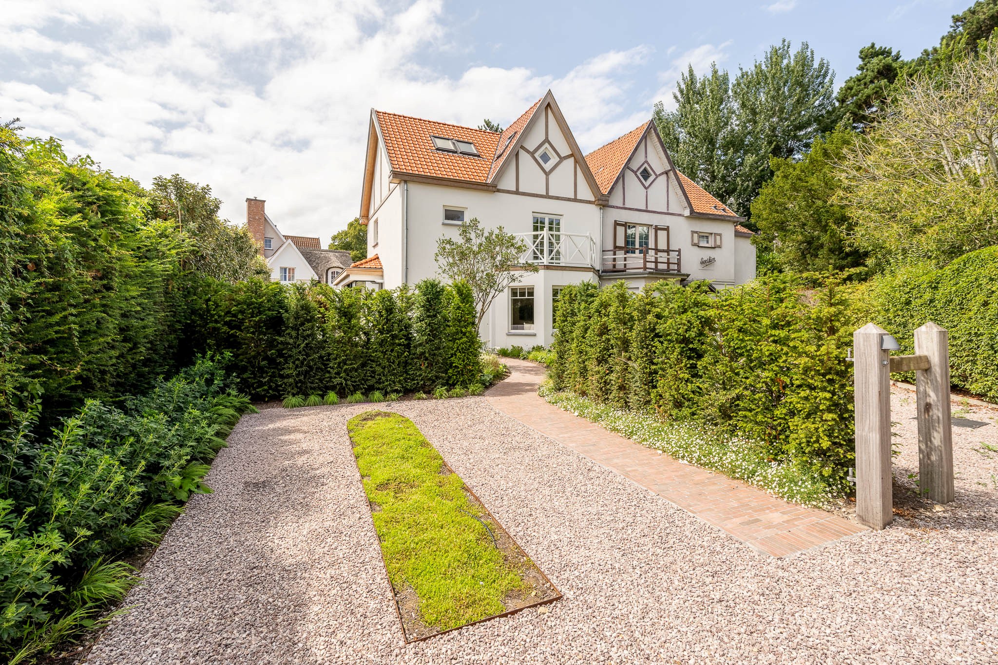 Très luxueuse et charmante villa jumelée rénovée, située à proximité du centre commercial de Knokke. 