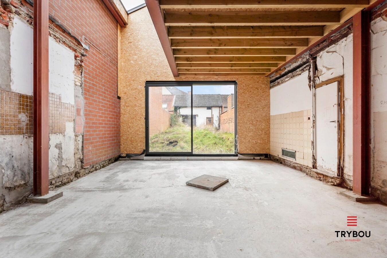 Uiterst ruime woning met garage in het centrum van Kortemark 