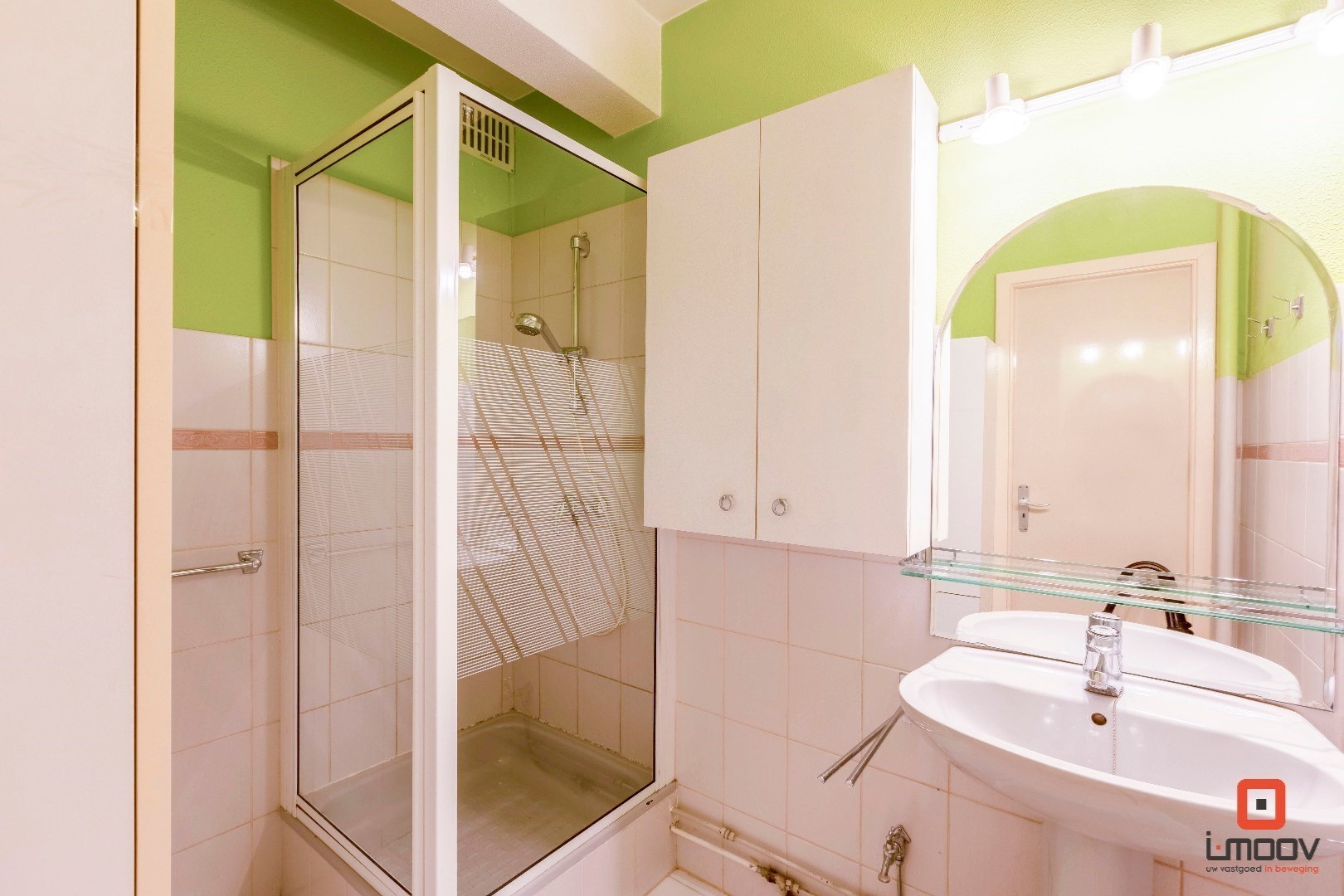 Ruim en lichtrijk drieslaapkamerappartement met prachtig zicht op het water en het groen! 