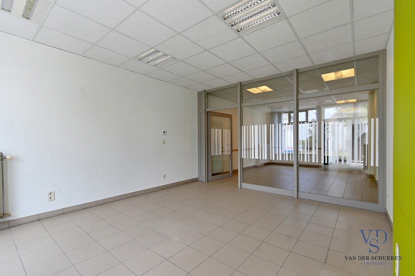 Commercieel gelijkvloers met ruime duplex en tuin. 