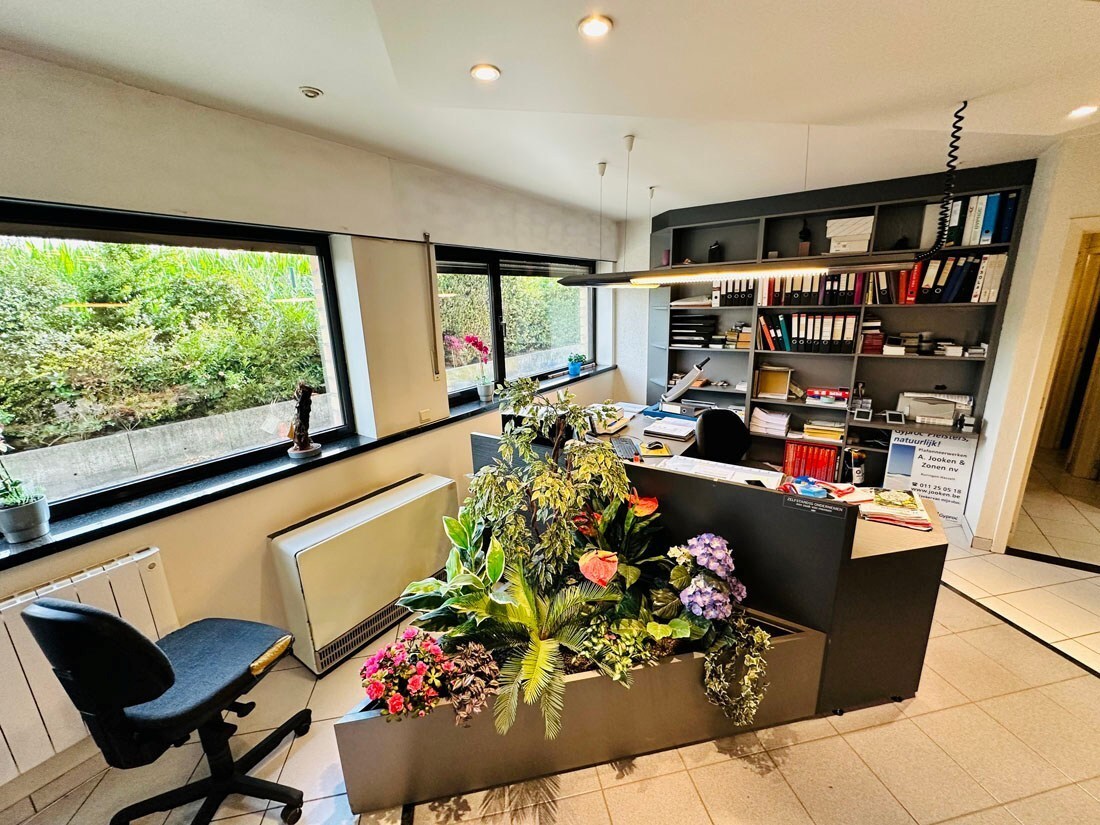 Ruim magazijn met kantoren met veel potentieel te Kuringen 