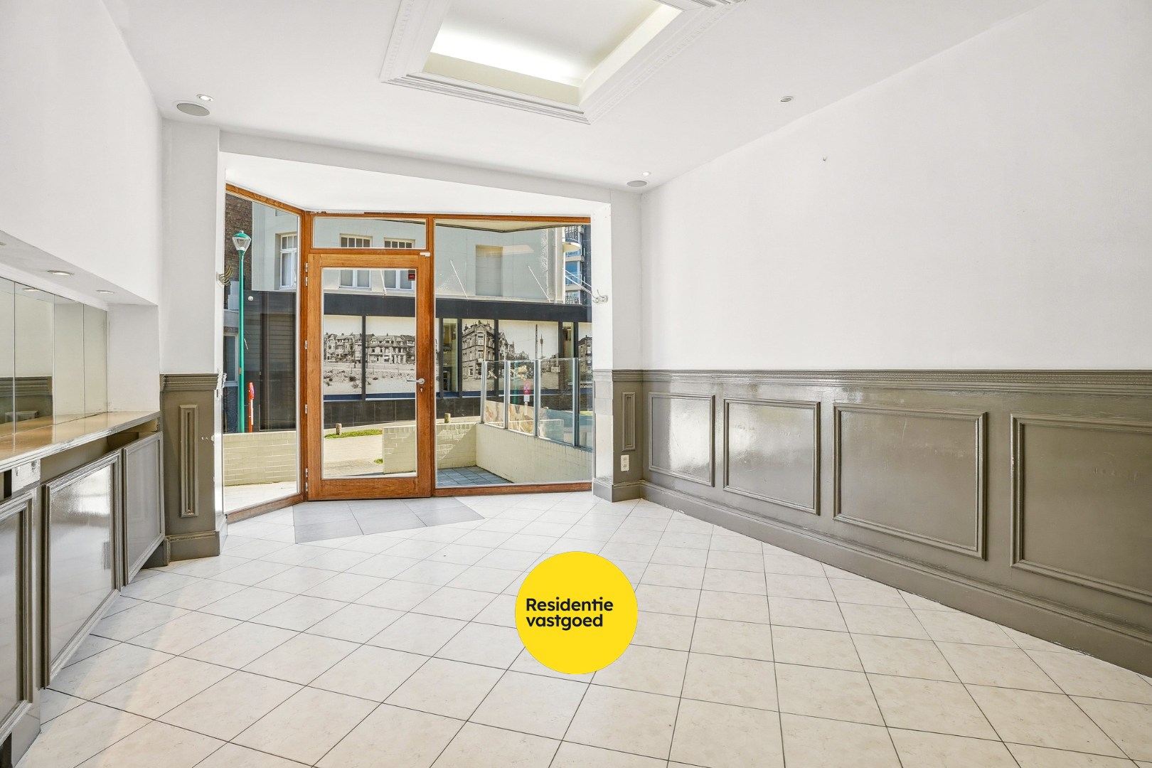 Goed gelegen gebouw op 117m² te De Panne bestaande uit een handelsruimte en woonst. 