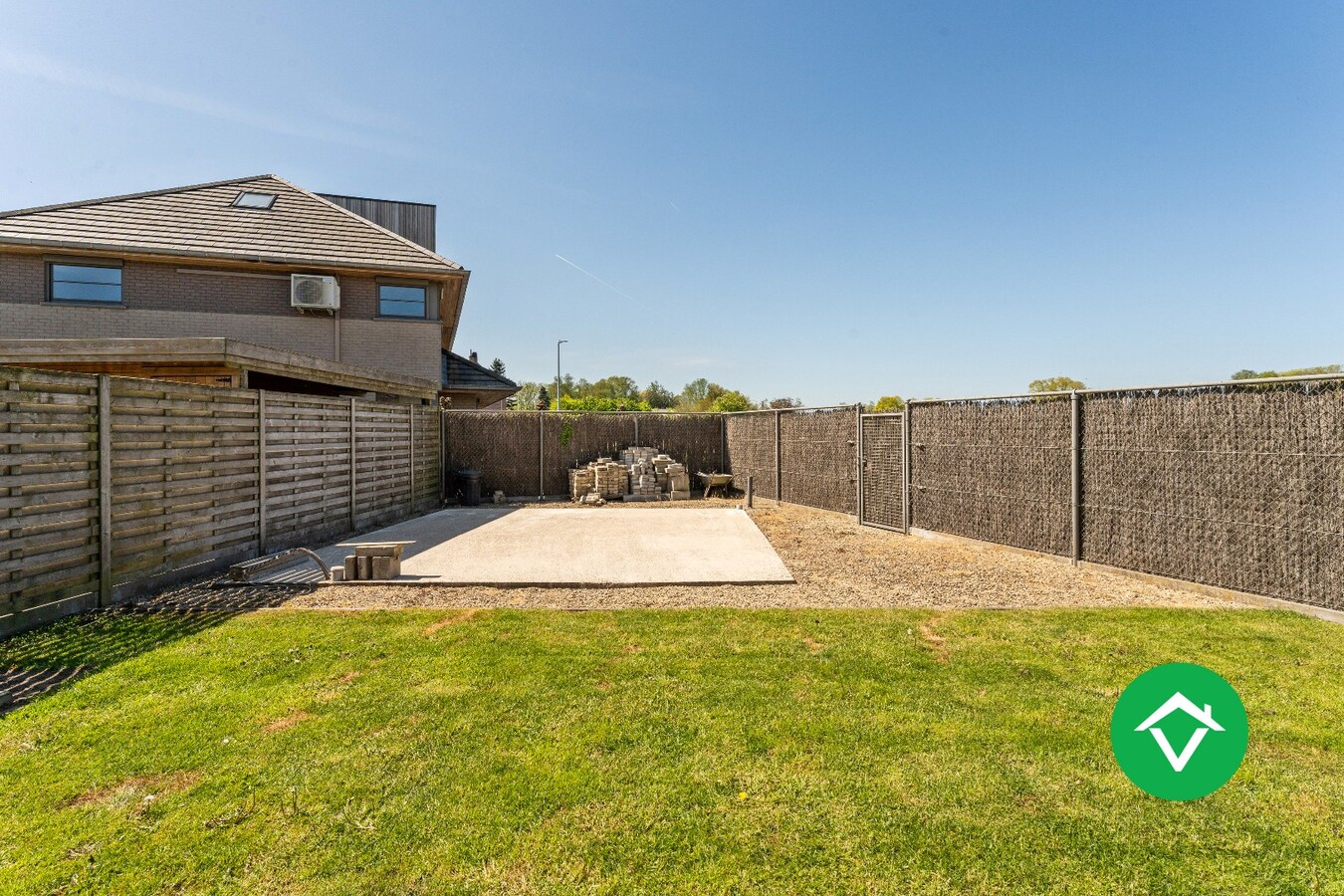 Recente woning (2011) met 3 slaapkamers, inpandige garage en vergezichten te Koekelare 