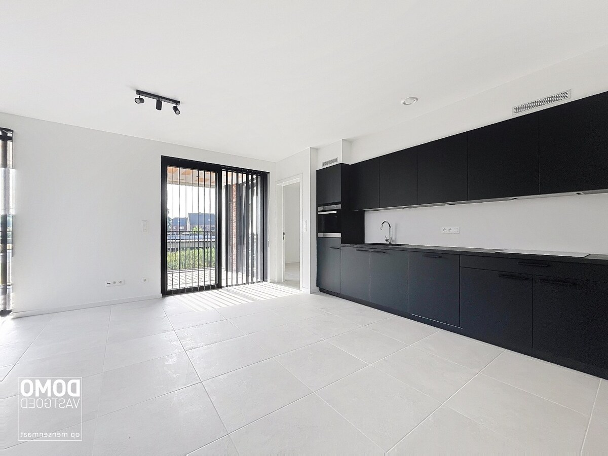 NIEUWBOUW 2 SLAAPKAMER APPARTEMENT MET TERRAS, AUTOSTANDPLAATS EN KELDERBERGING TE KERMT 