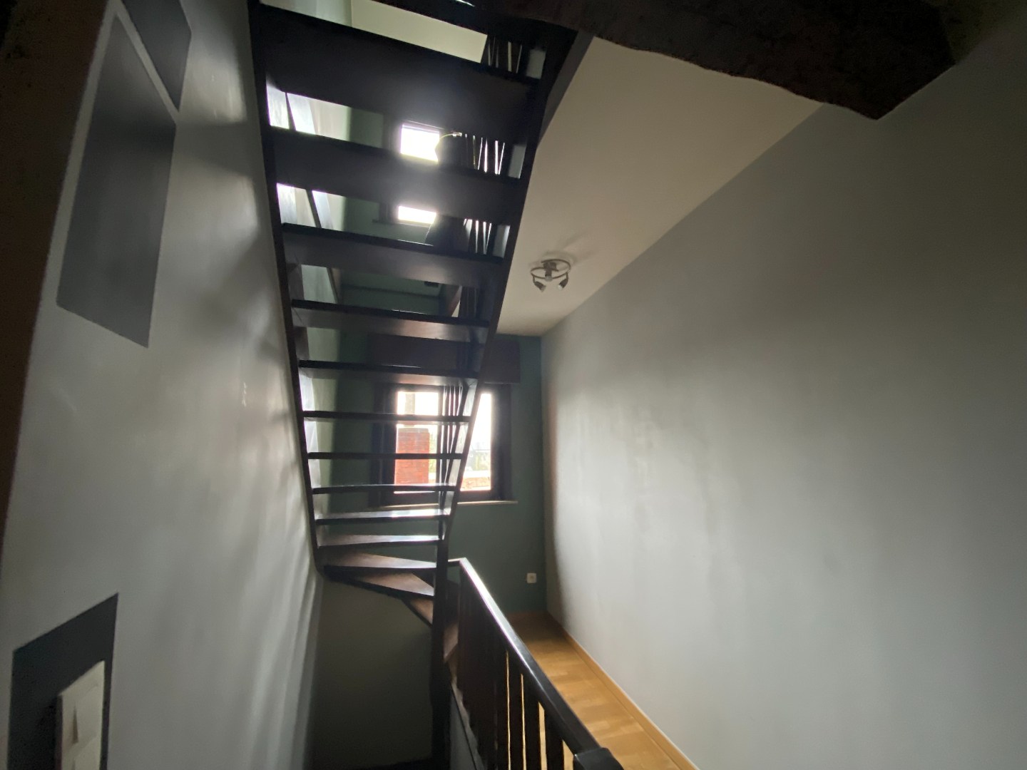 Zeer centraal gelegen opbrengsteigendom in hartje Sint-Eloois-Vijve! 