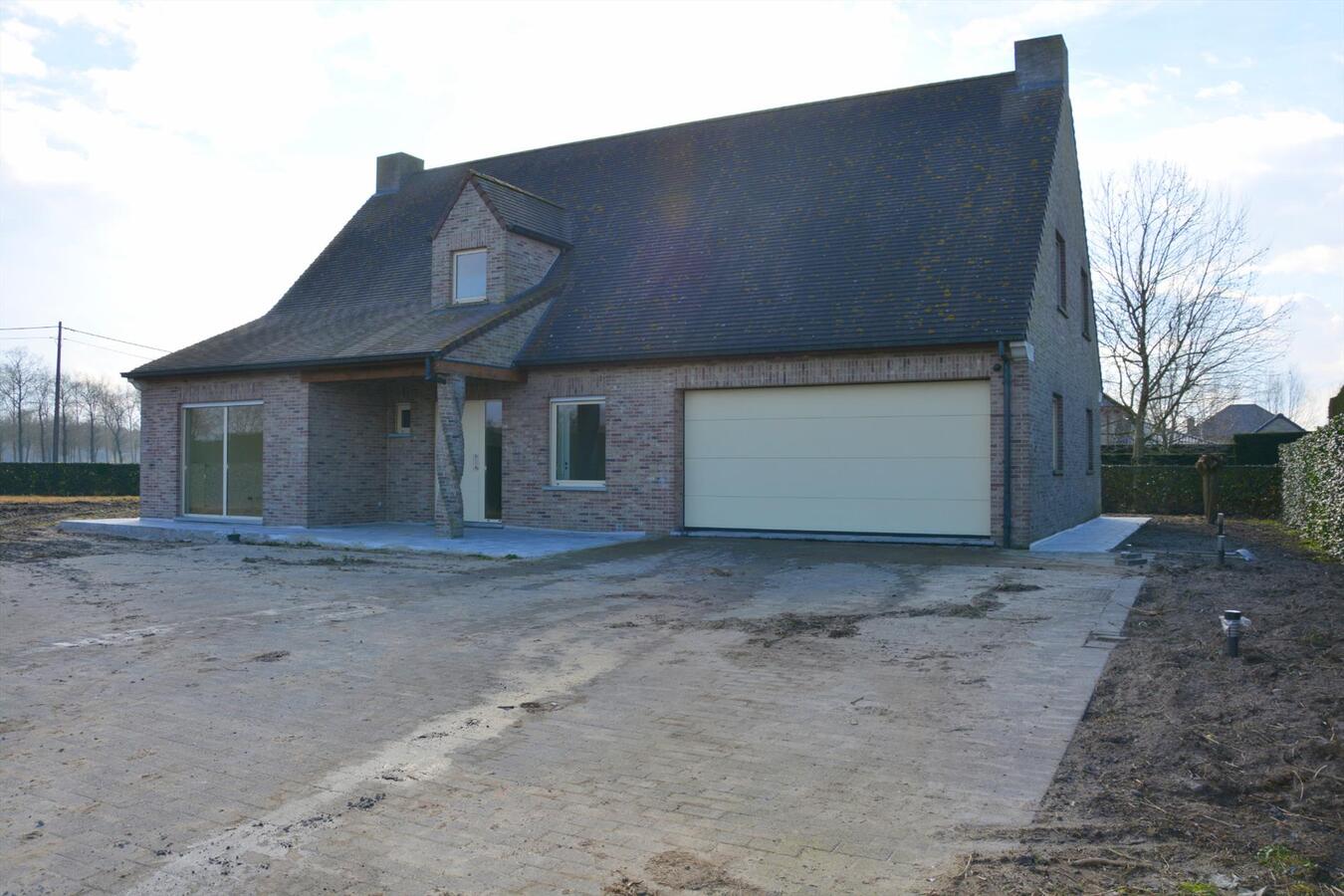 Zeer ruime villa gelegen te Bekegem 