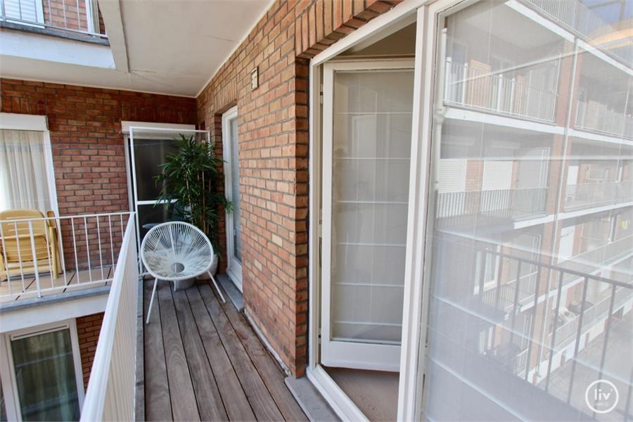 Mooi gerenoveerd appartement met 3 slaapkamers gelegen vlakbij de Kustlaan te Knokke. 