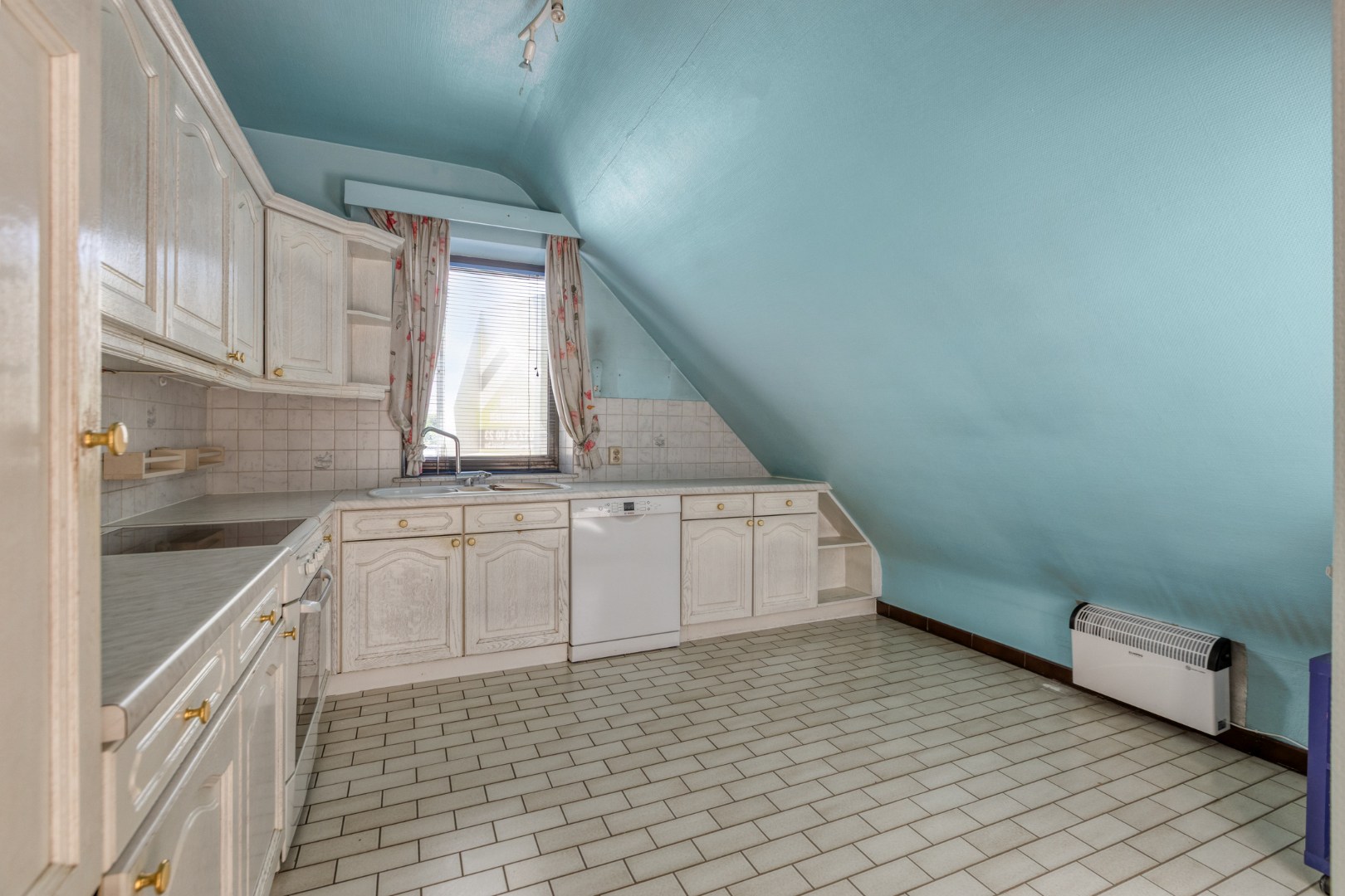 aparte keuken met eethoek