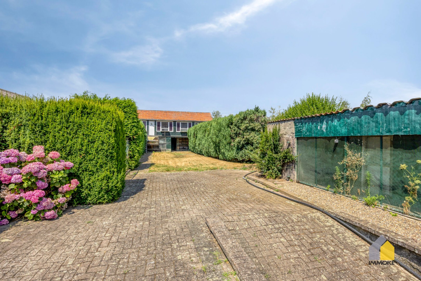 Karaktervolle, halfvrijstaande woning op 7a 31ca met aangrenzend weiland 16a 50ca. 
