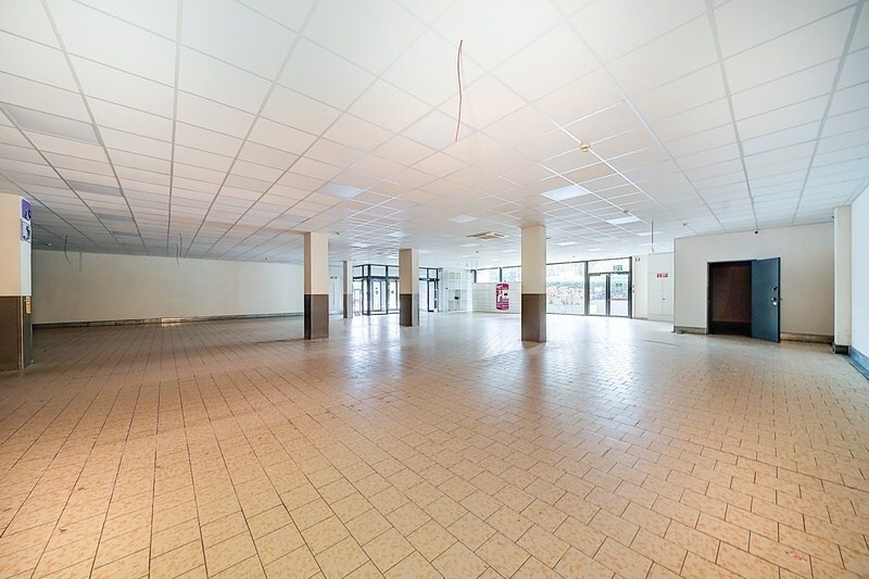 Rijksweg: Commercieel goed gelegen handelspand (ca 1.100 m²) met private parking (60 pl.) en gem. parking (72 pl). 