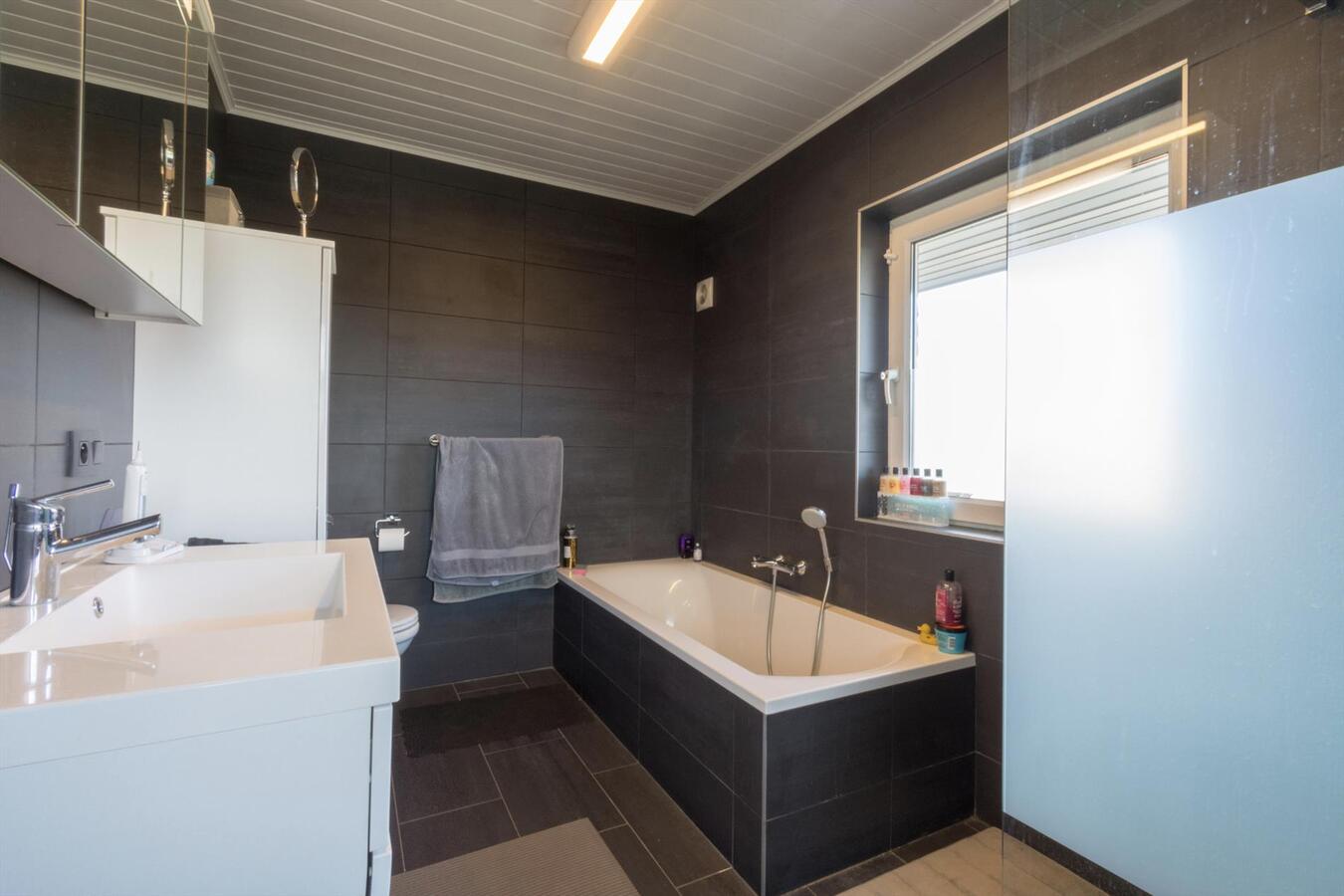 Ruime hedendaagse villa met buitenzwembad 