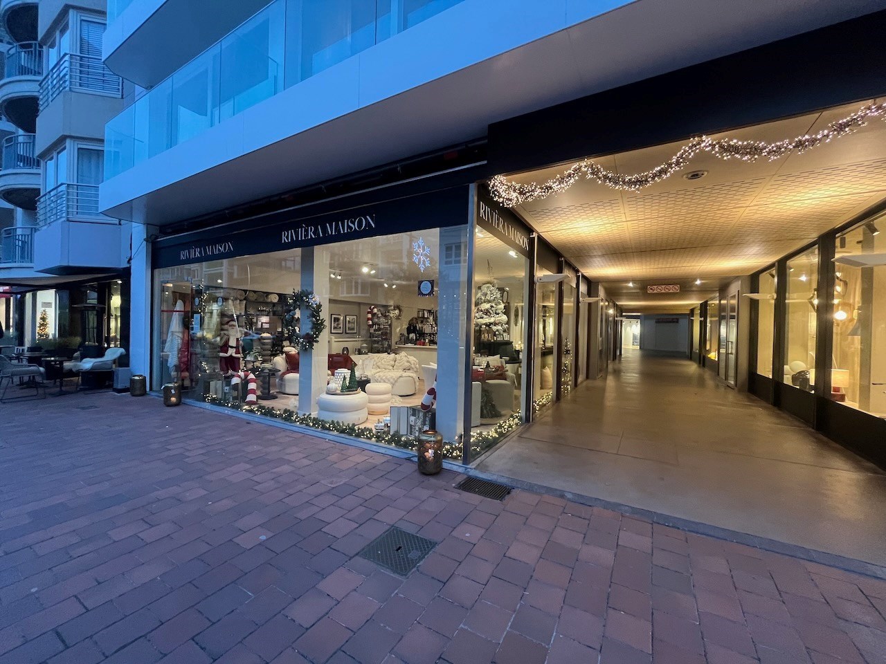 Local commercial lumineux avec une largeur de façade spacieuse (8m) et une vitrine de 22m. 