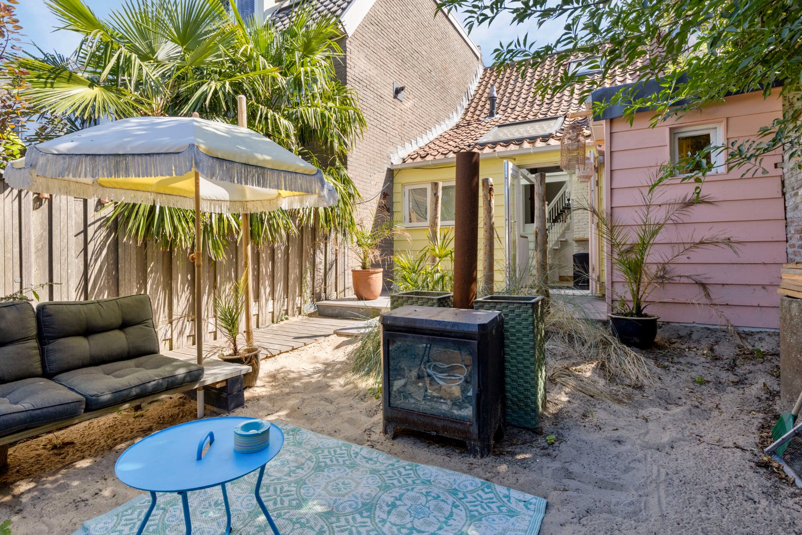 Sfeervol gerenoveerde dijkwoning met riante schuur. 