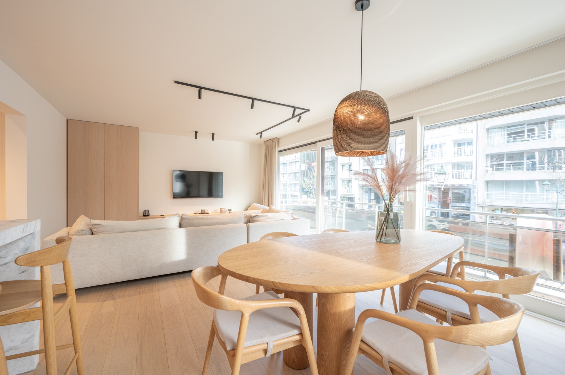 Volledig gerenoveerd HOEKappartement goed gelegen te Lippenslaan 