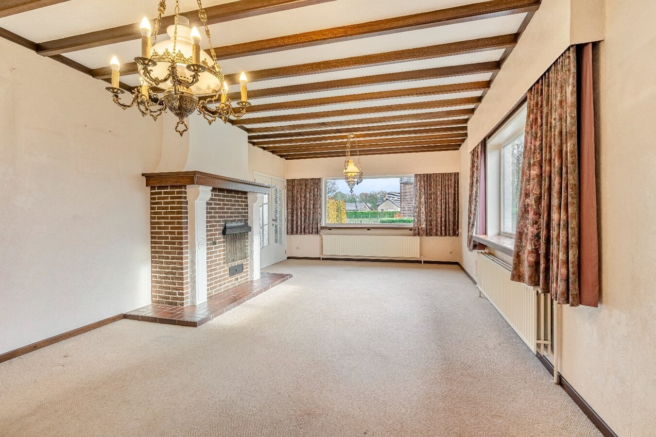 Te renoveren karakteristieke bungalow, 3 Slpk, ruime kelder met garage, op toplocatie 