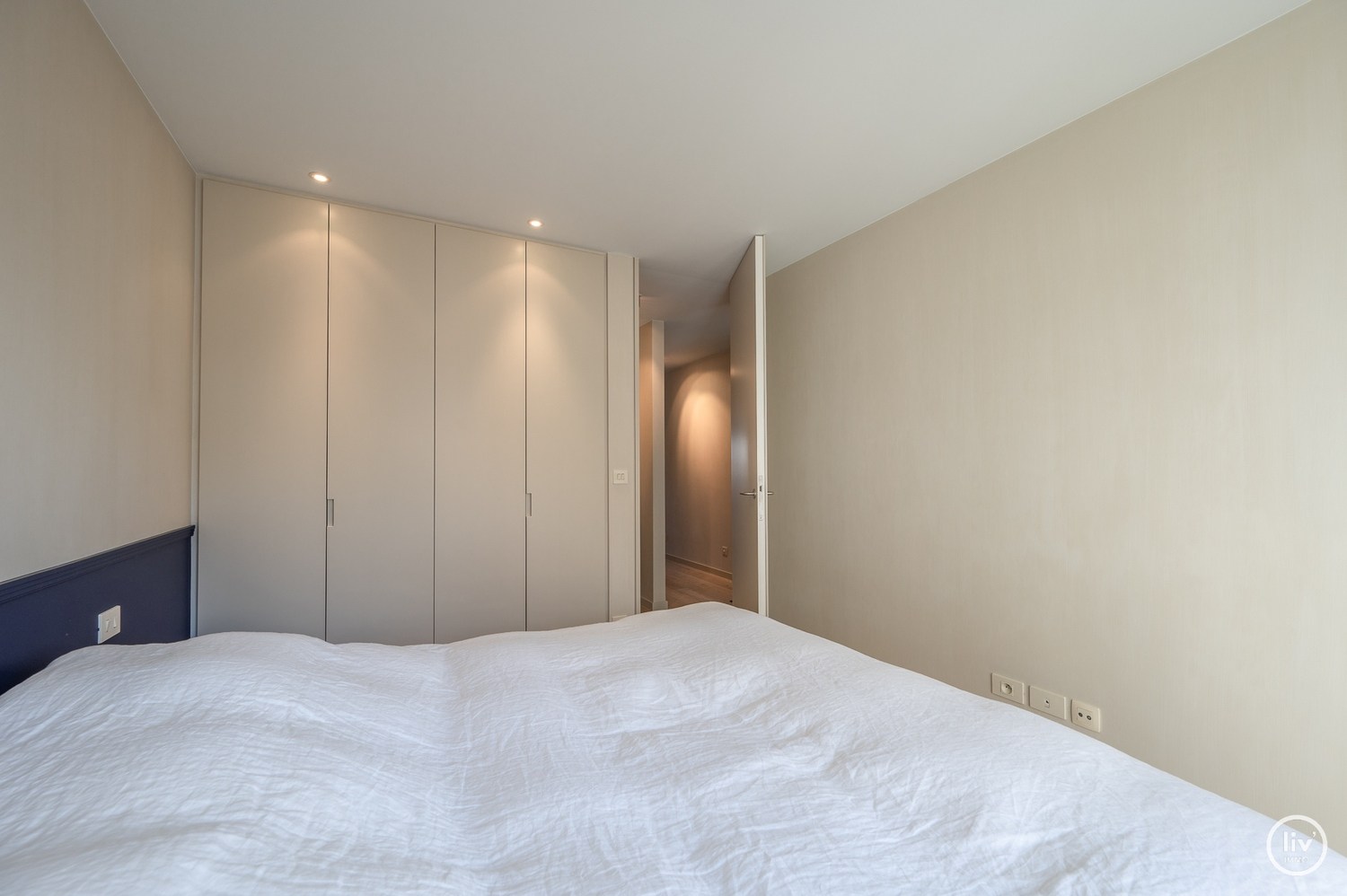 Meublé - Appartement récemment rénové et fini avec des matériaux de haute qualité comprenant 2 chambres à coucher et une largeur de façade de 6 mètres, idéalement situé à proximité de l'avenue Dumorti 