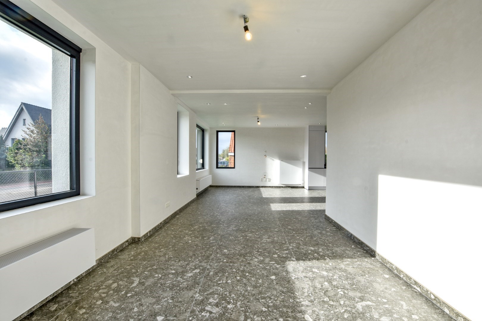 Exclusieve  energiezuinige villa (BEN-woning) met 4 slaapkamers en inpandige garage te Koksijde. 