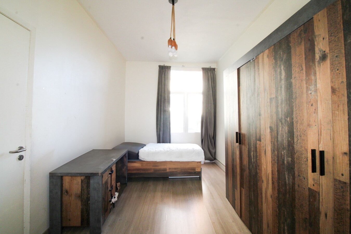 Investeren in het hart van Sint-Niklaas: Veelzijdig handelshuis met uitbreidingspotentieel in bruisend centrum te koop 