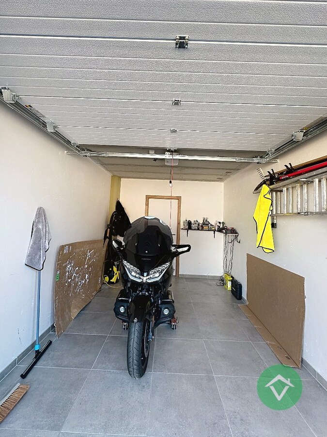 Moderne nieuwbouw tussenwoning met drie slaapkamers en garage in Moere 