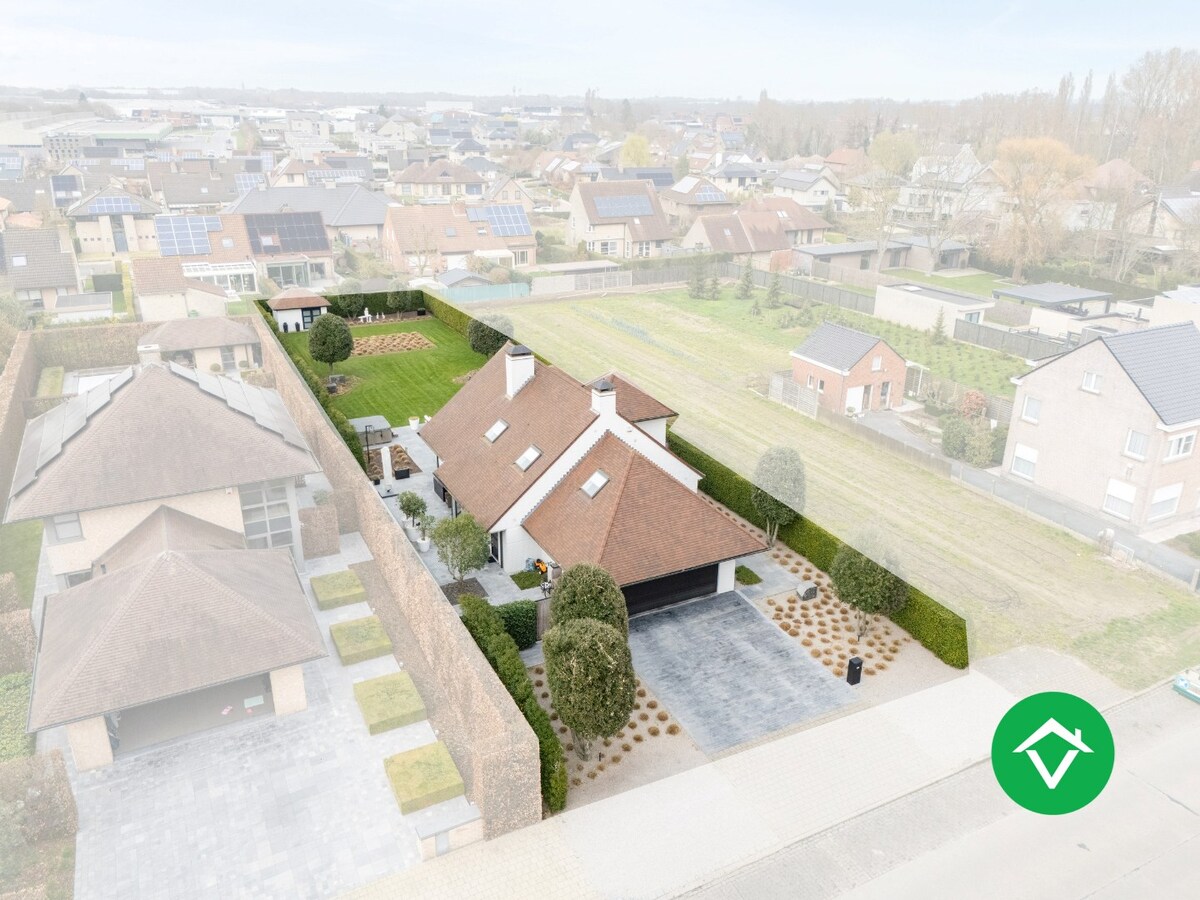 Stijlvolle alleenstaande villa met luxueus interieur en vier slaapkamers te Roeselare 