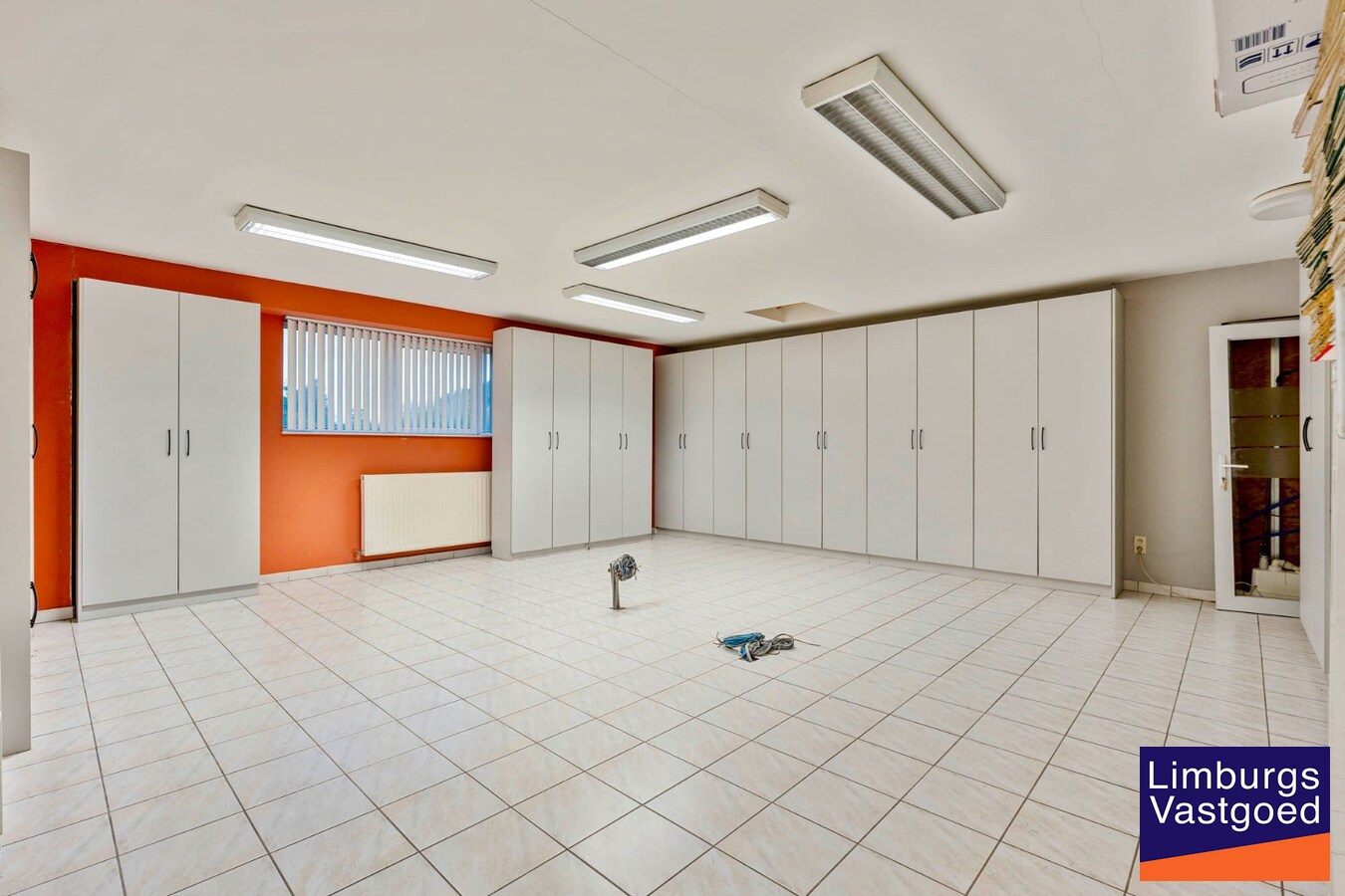 Bedrijfsgebouw met kantoren, magazijnen en woonst - groot 2580 m² 