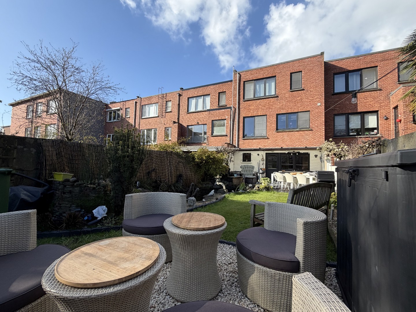 Instapklare bel-etage woning met mooi aangelegde tuin in Merksem 
