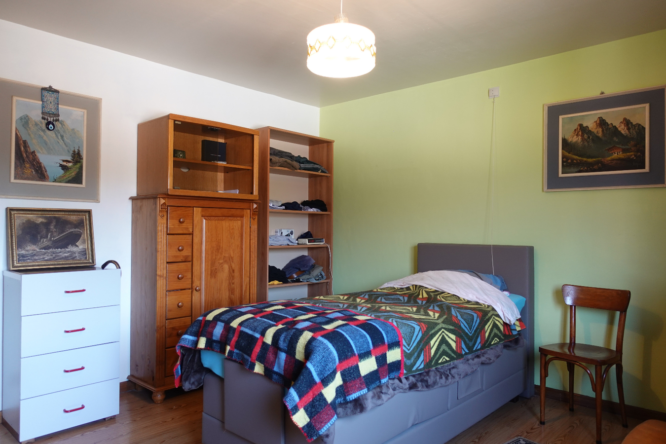 Ruime hoekwoning met 4 slaapkamers en dubbele garage 