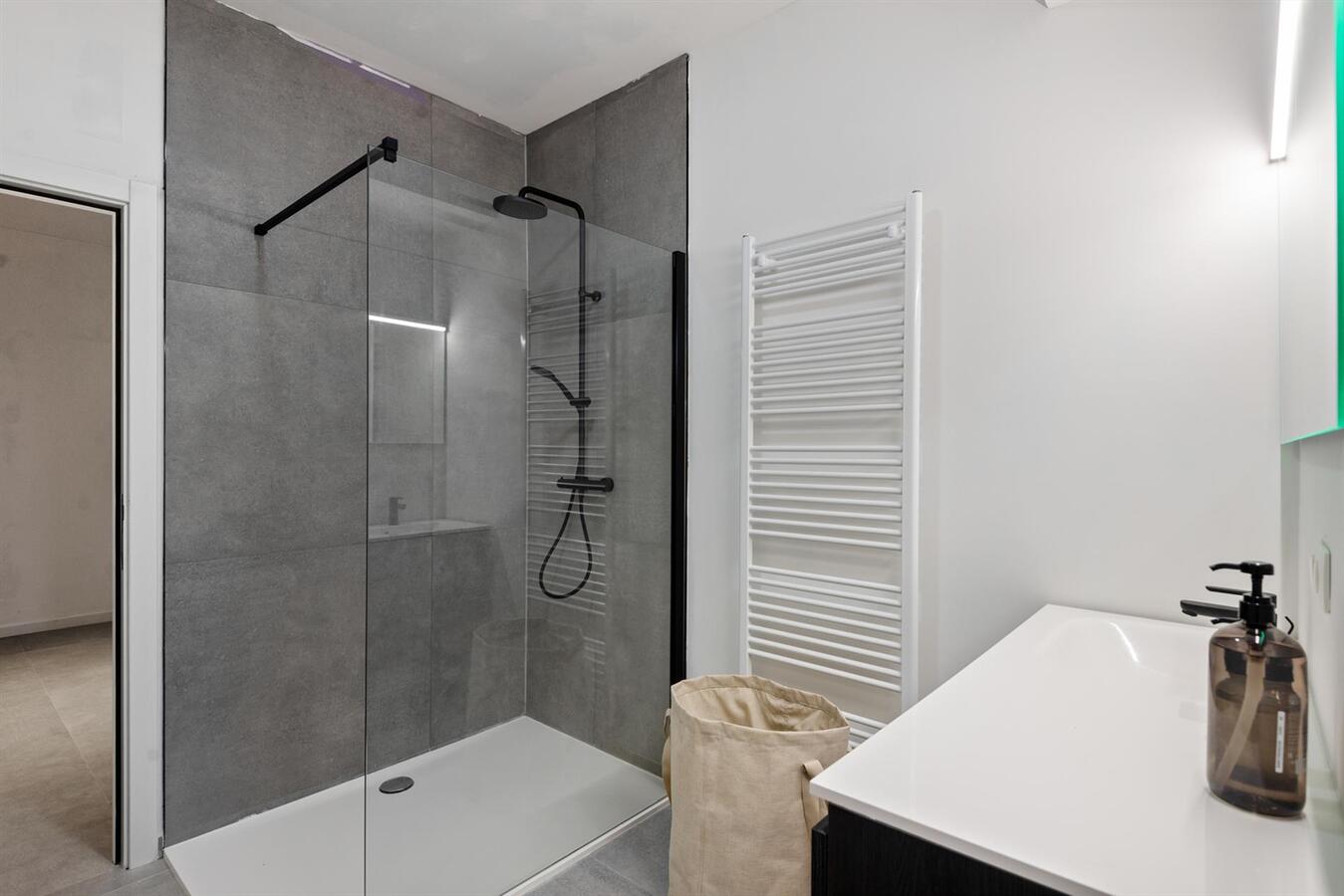 Gerenoveerd gelijkvloers appartement met ruime tuin! 