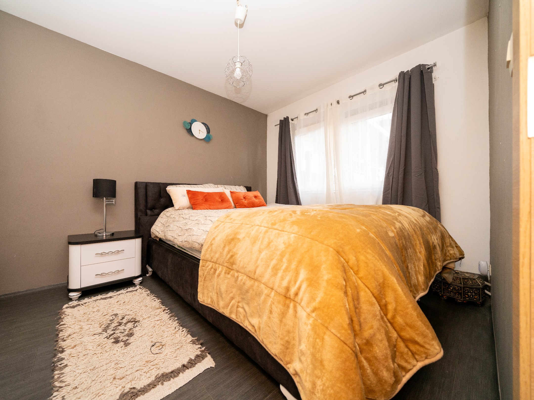 Ruime woning met 5 kamers, 4 badkamers en tuin 