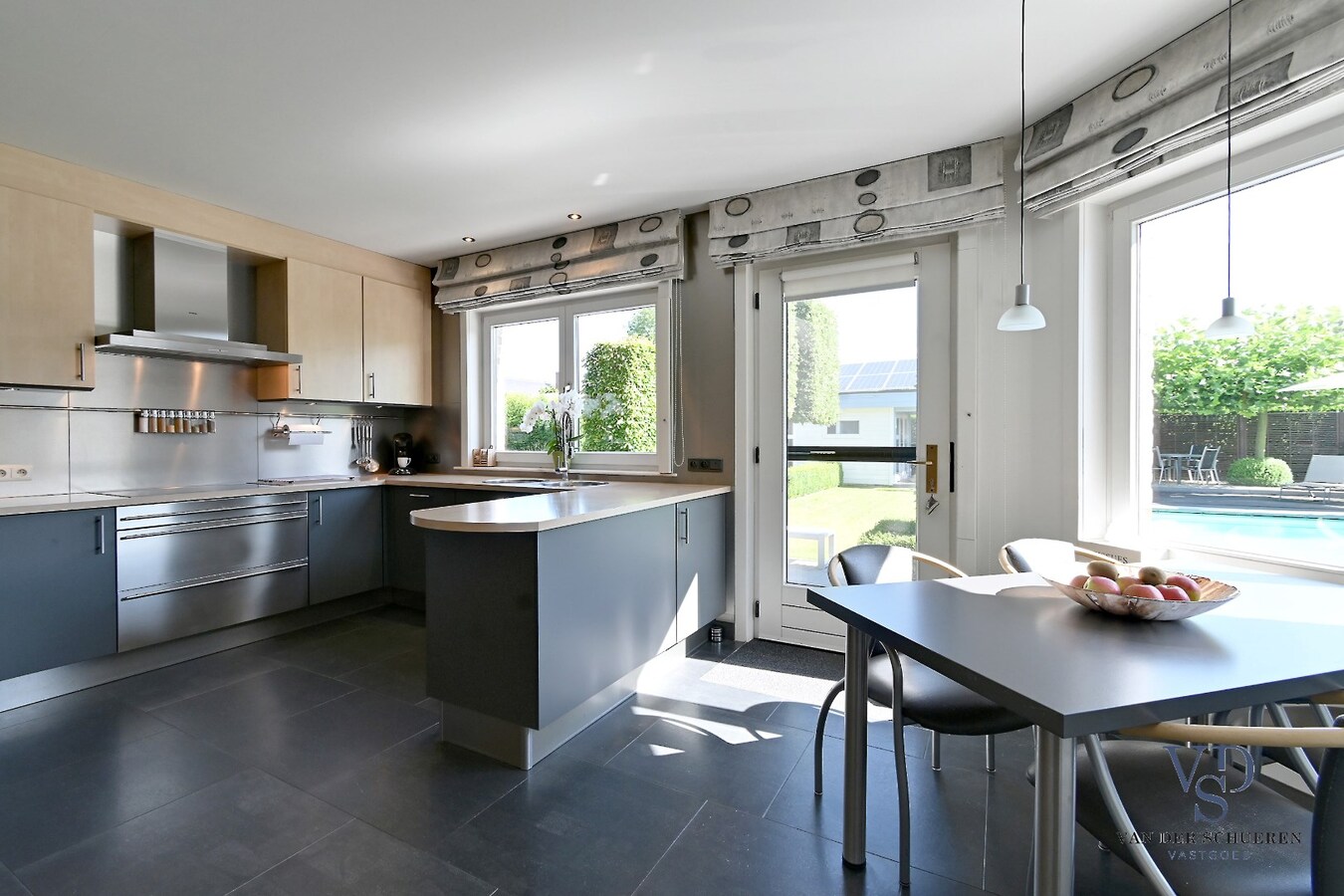 Tijdloze villa met zwembad in residentiële wijk 