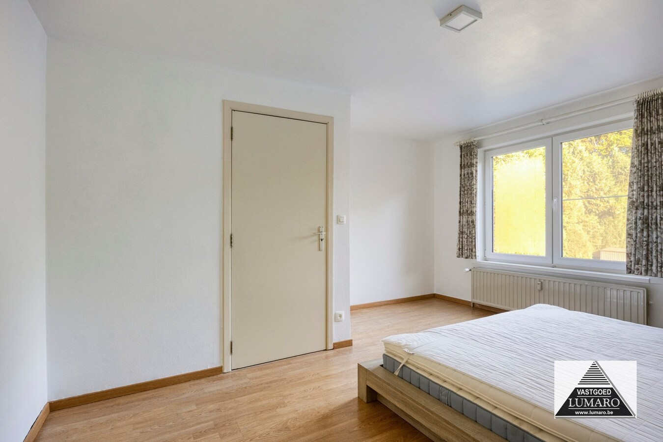 Gelijkvloers appartement met 3 slaapkamers, en ruime garage 