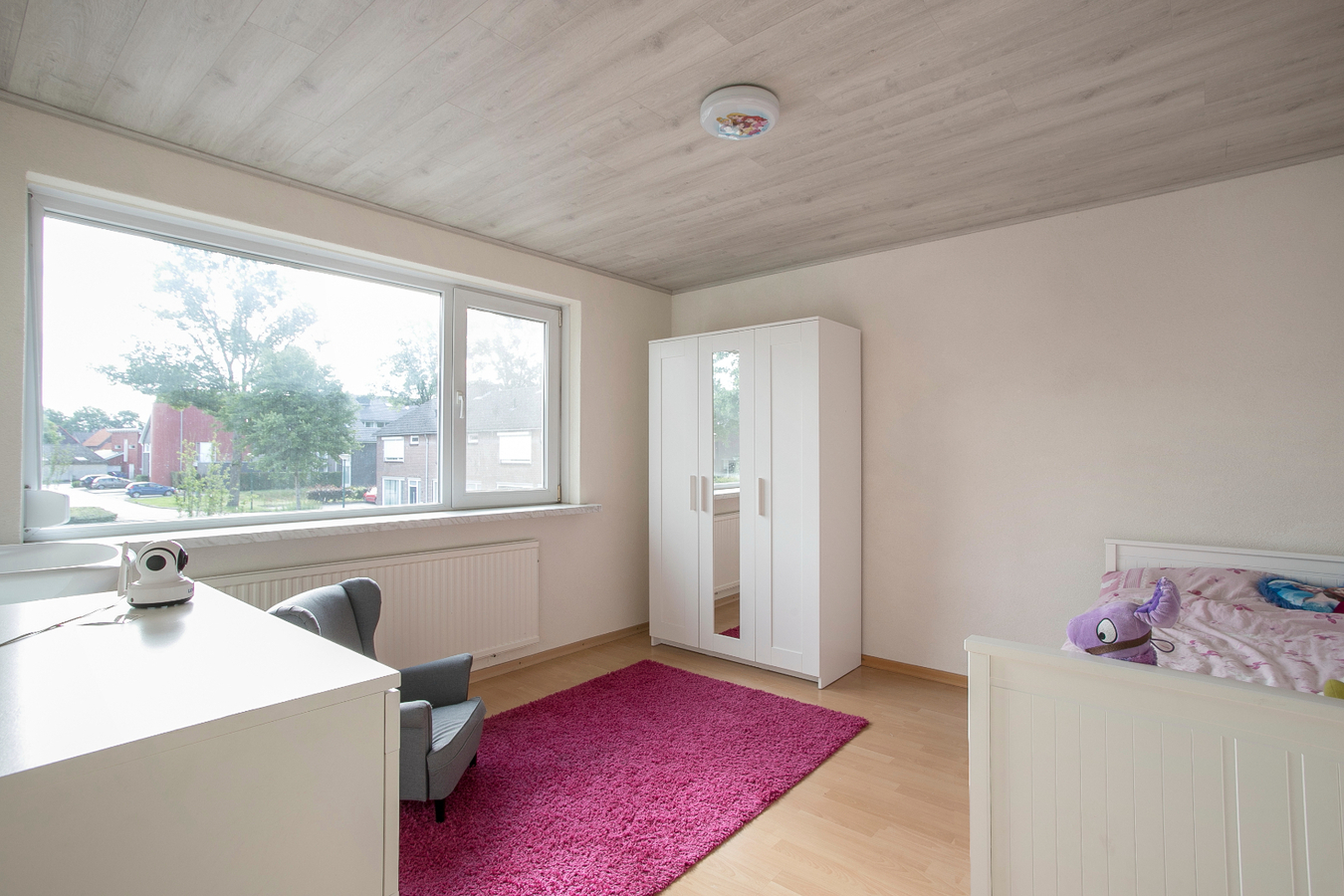 Eindwoning met berging, overkapping, ondergrond, erf, tuin- en verdere aanhorigheden. 