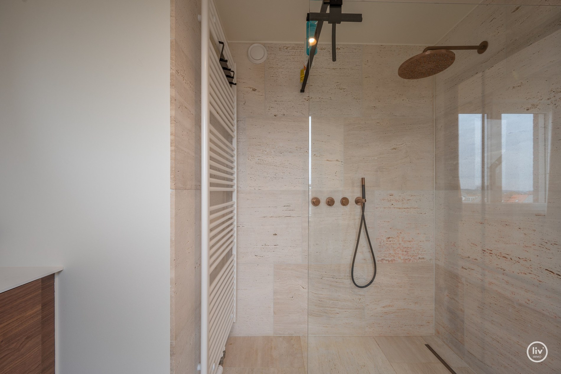 Prachtig gerenoveerd duplexappartement, ideaal gelegen vlakbij de Heilig Hartkerk in het hart van Knokke. 