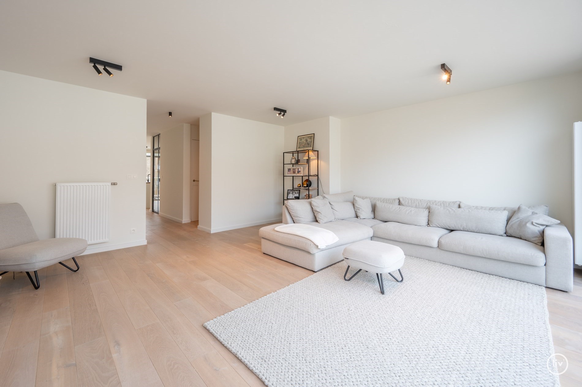 Magnifique triplex spacieux (199 m2) dans une rue adjacente à l'avenue Lippens, à proximité de la digue à Knokke. 