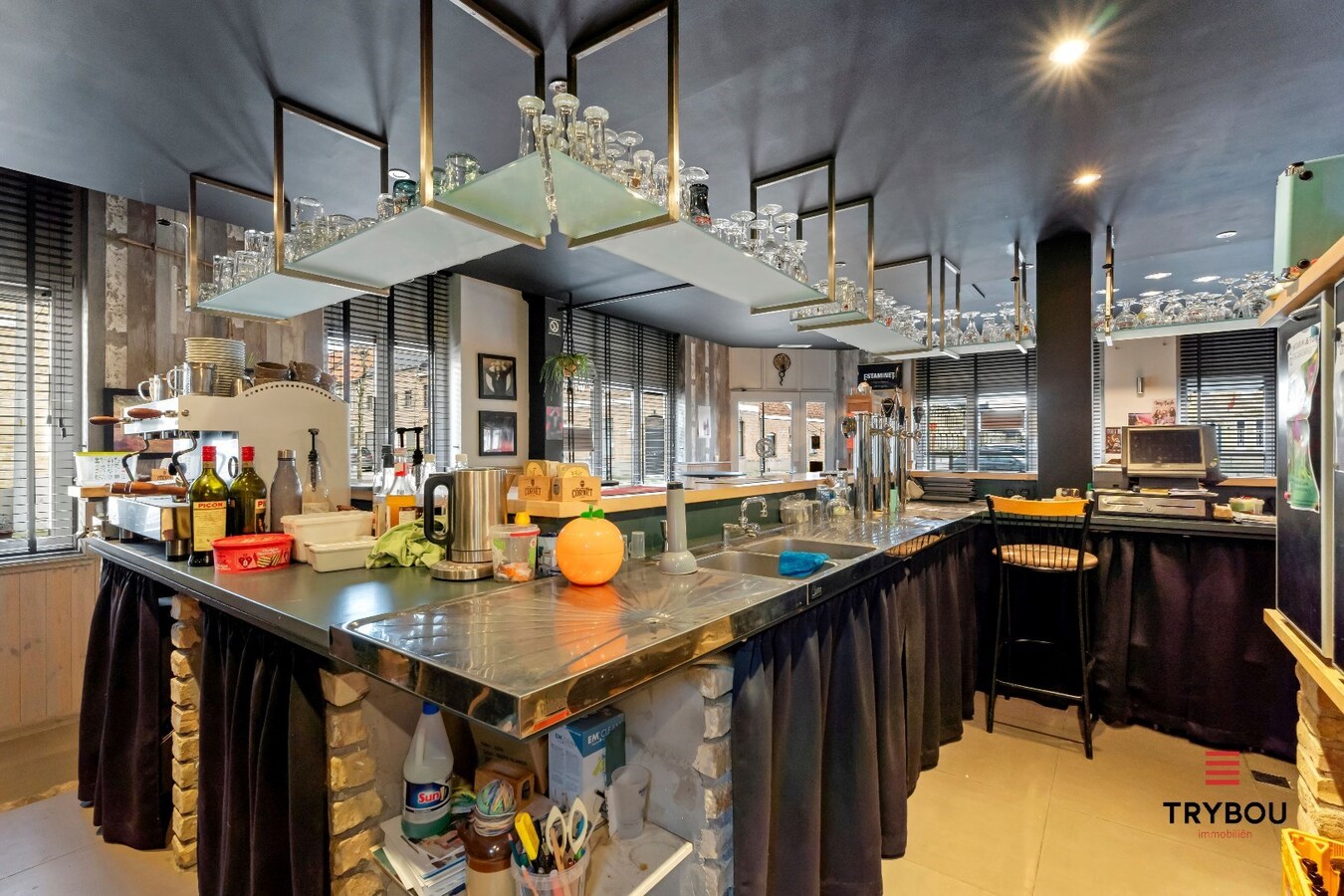 Prachtig handelspand met woonst op centrale ligging te Merkem. 