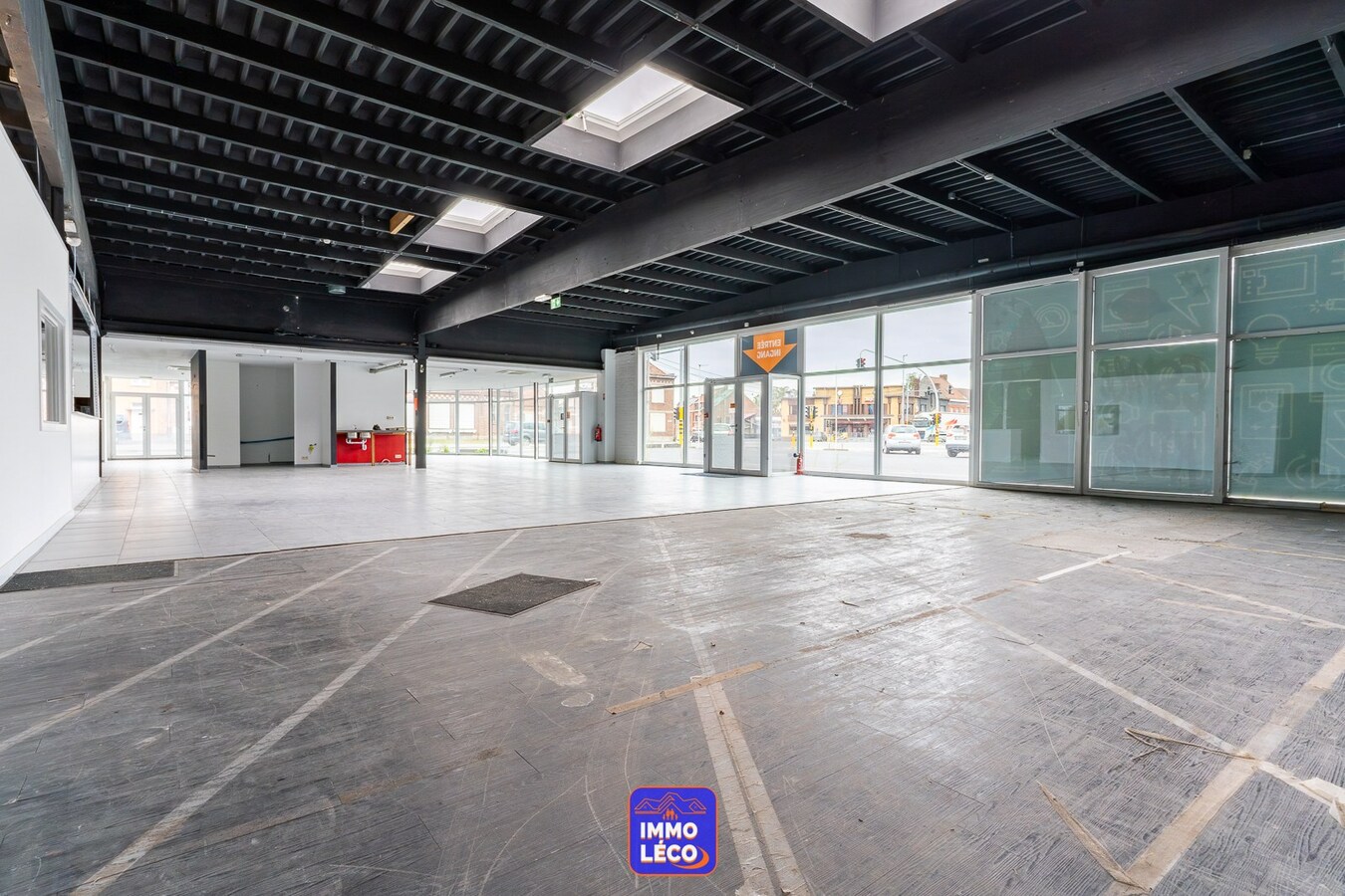 Surface commerciale de 450m2 avec habitation, facilités de parking, etc.. RARE à la location ! Situation exceptionnelle ! 