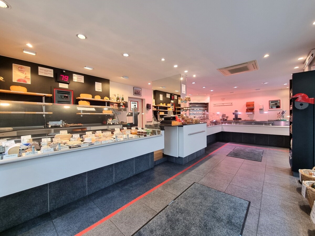 Handelszaak (hoekligging) op absolute topligging in Heist 