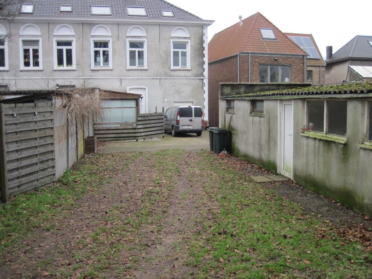 Bijzonder ruim gelijkvloers woonappartement. 