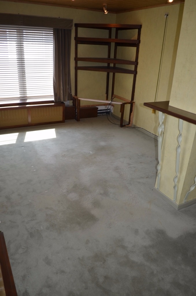 Ruime te renoveren woning met garage en tuin te centrum Eeklo 