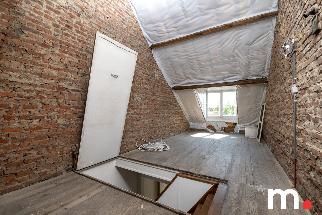 Woning te Kortrijk nabij het centrum met garage op TOPLOCATIE ! 