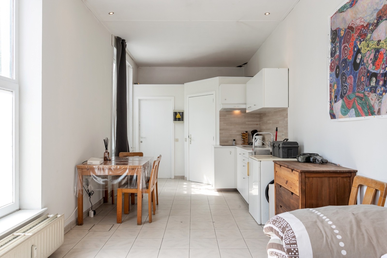 Opbrengsteigendom met 2 vergunde appartementen en kelders in het centrum van Halle 