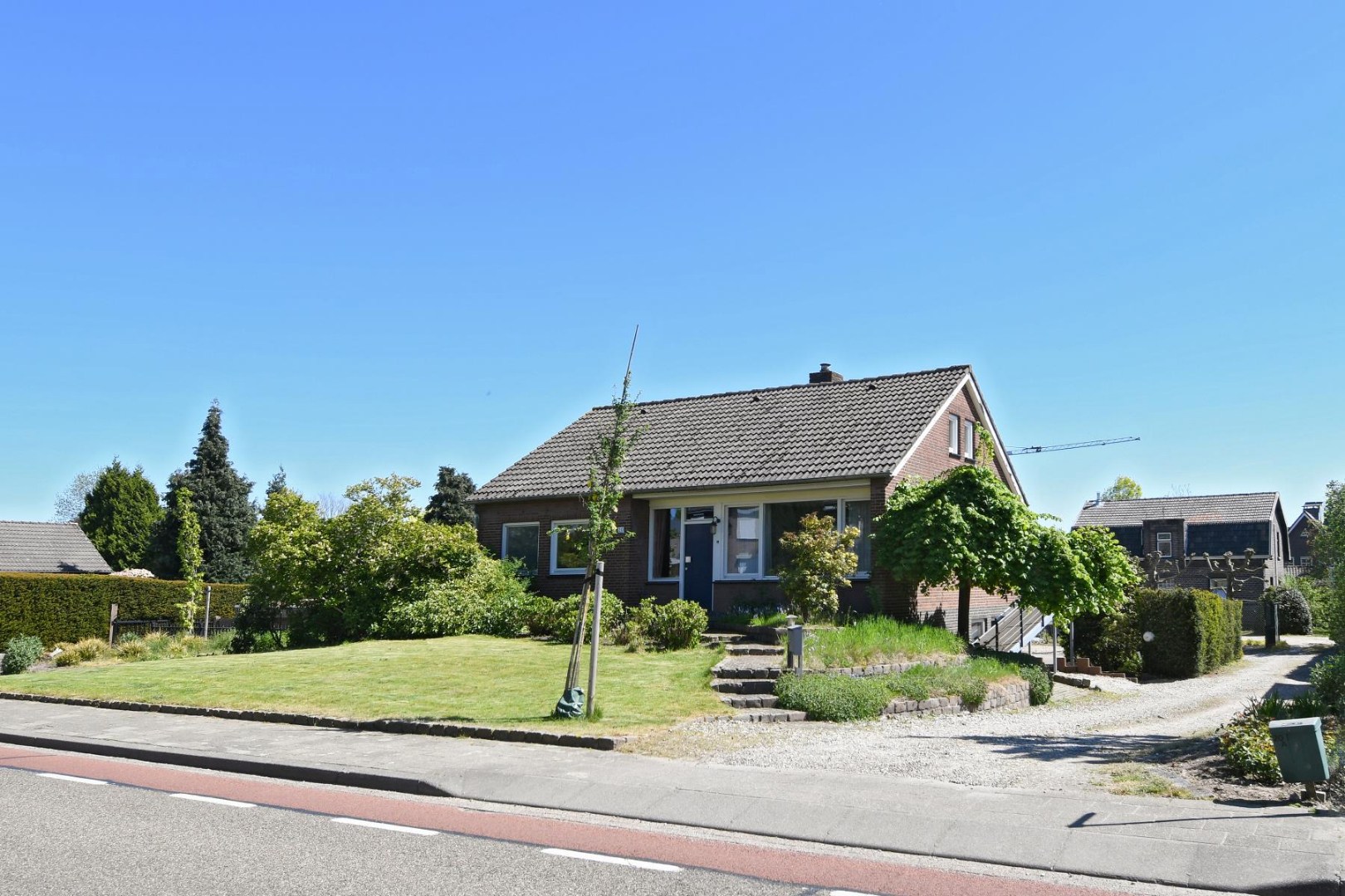 Verrassend ruime levensloopbestendige woning met vier slaapkamers, terras en souterrain met ruime hobbyruimte en inpandige garage. 