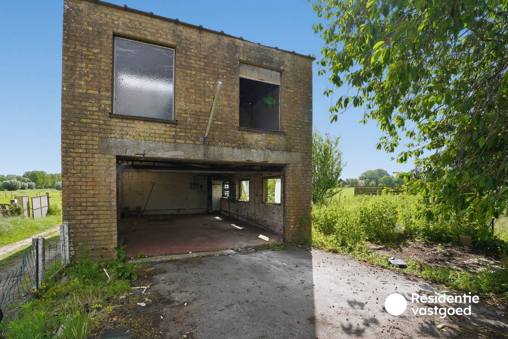 Ruime te renoveren bungalow op 959 m² met landelijk verzicht 