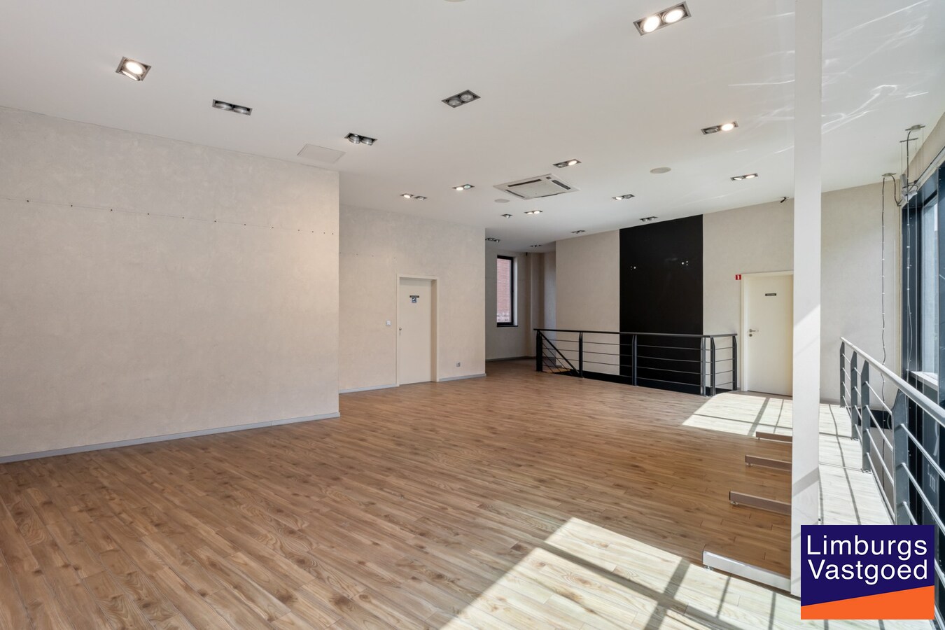 Handelspand, 150m², met 1-slaapkamerappartement op topligging in het centrum 