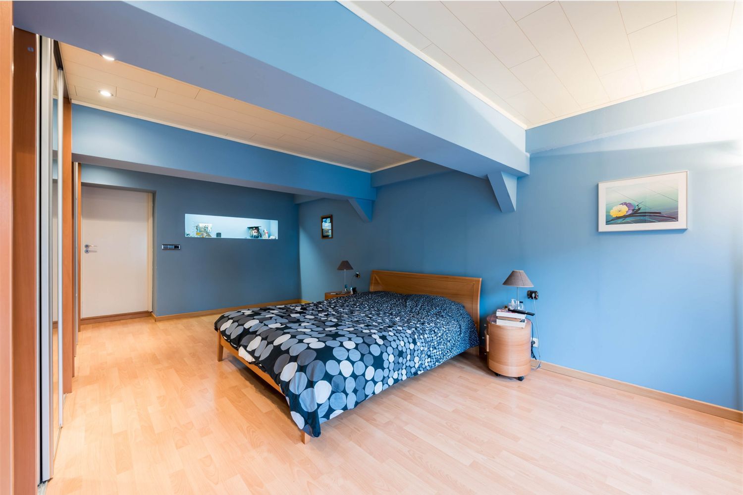 Zeer mooi en ruim handelspand met grote gerieflijke woonst op toplocatie in de Gentse historische binnenstad! 