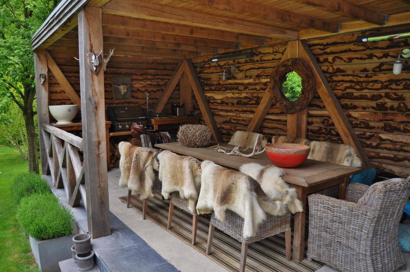 Ruime villa met stallingen en weide op 4900m² te Schoten 