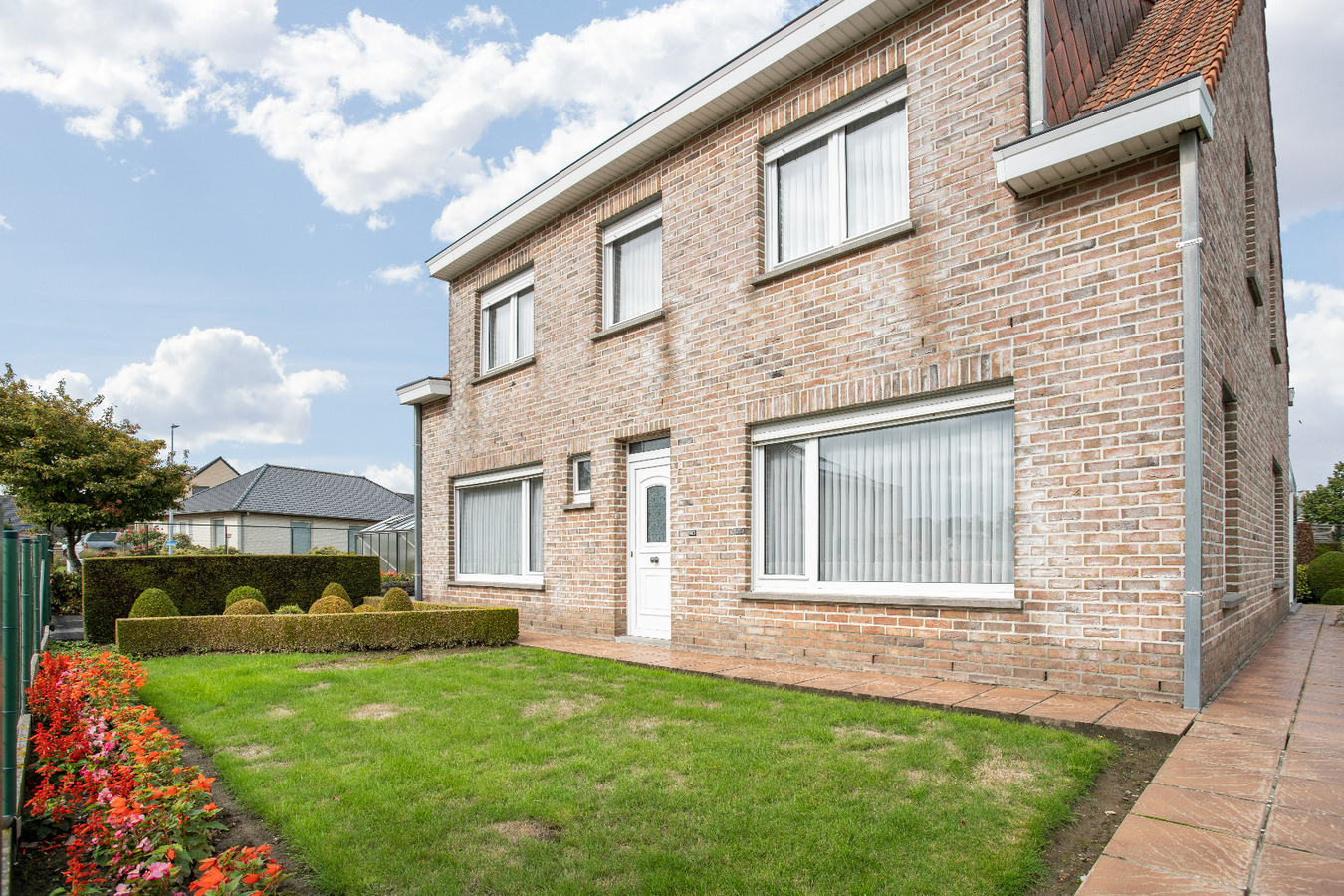 Centraal gelegen woning met 5 slaapkamers op ruim perceel van 982m² 