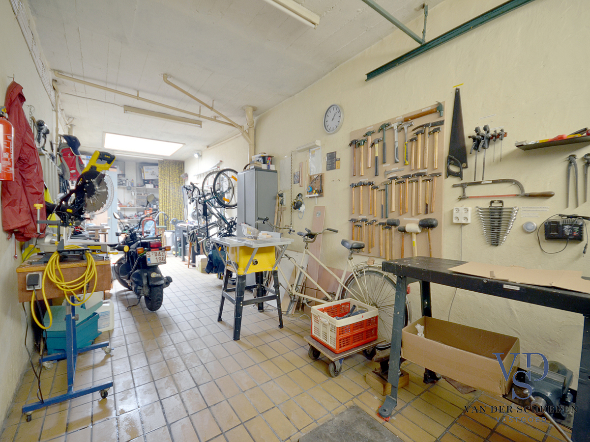 Zeer ruime, te renoveren woning (met enkele garage). Goed gelegen. 