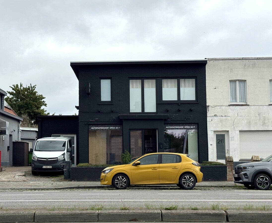 Handelshuis met automatenshop, woongelegenheid en parkeerplaats in hartje Lissewege 