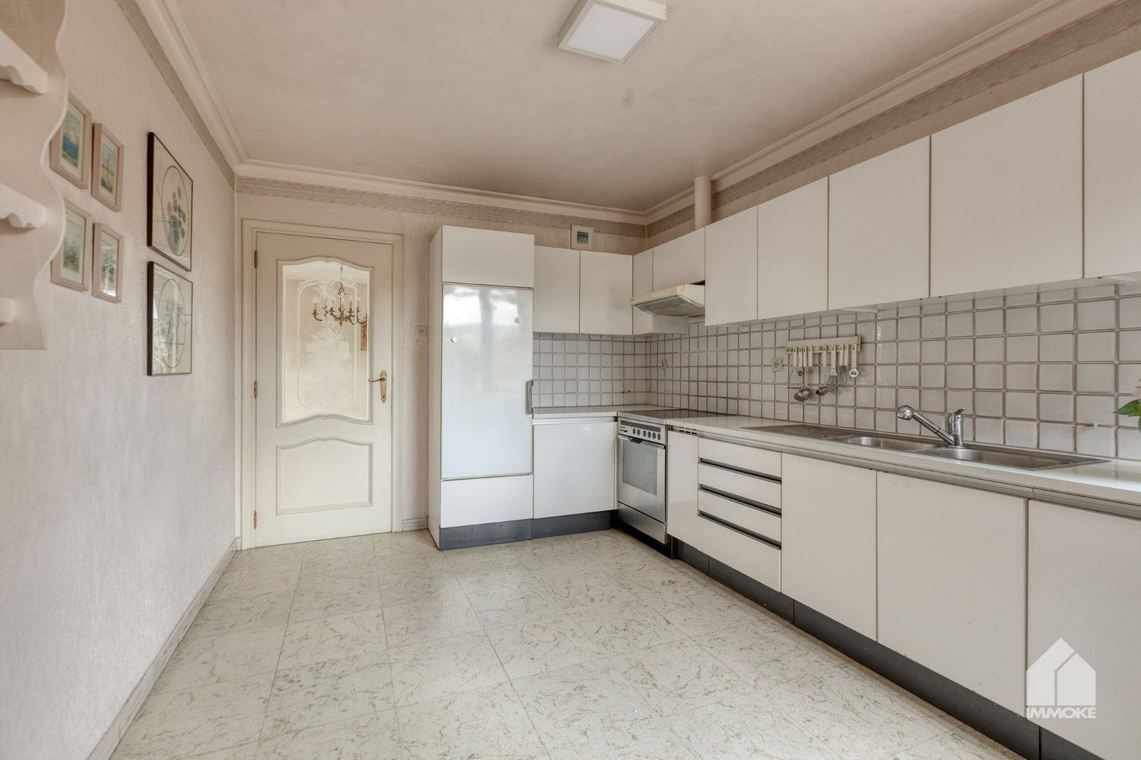 Te renoveren, gelijkvloerse woning op 13a 60ca met 2 slpk en garage. 
